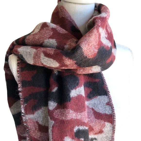 Steve Madden Camo Print Black Maroon Scarf NWT - Picture 4 of 5